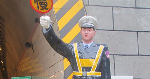 仿真“警察”秦嶺隧道上崗執(zhí)勤