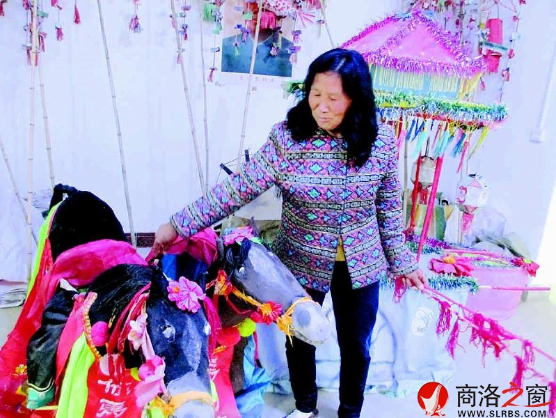 花鼓戲演出的各種器樂一應(yīng)俱全,大都是自己用手做成。