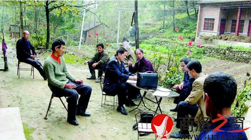 朱建志深入洛南縣為一起侵犯農(nóng)民工職業(yè)病健康權益的違法案件進行調(diào)查取證。