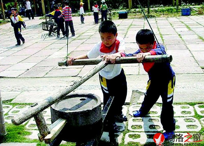 在城市的街區(qū)，石磨成了景觀。